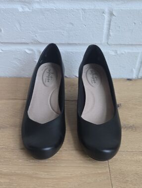 Clarks Women's Flores Tulip Pumps - Black Classic Round-Toe Pumps